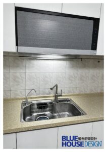 藍舍廚衛設計 L 型廚具，搭配特殊色人造石檯面、水晶門板與三機設備
