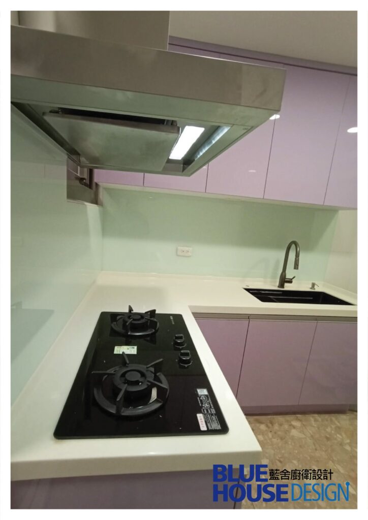 藍舍廚衛設計紫羅蘭 L 型廚具，搭配白色人造石檯面與無接縫設計
